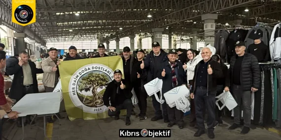 Her Daim Doğa Dostları Grubu, halka, yeniden kullanılabilir çantalar dağıttı