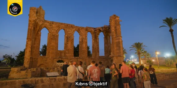 Gece yürüyüş turu deneyimsel yolculuk etkinliğinin ilk uygulaması Gazimağusa suriçi’nde yapıldı