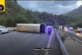 LEFKOŞA-GİRNE ANA YOLUNDA OTOBÜS DEVRİLDİ2 KİŞİ YARALANDI - Görsel Dizayn