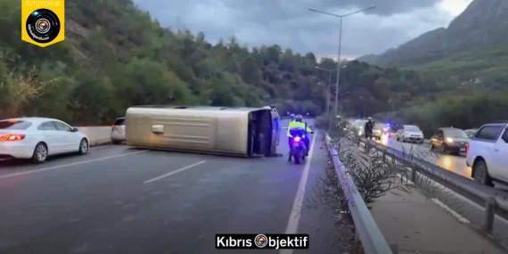 LEFKOŞA-GİRNE ANA YOLUNDA OTOBÜS DEVRİLDİ2 KİŞİ YARALANDI