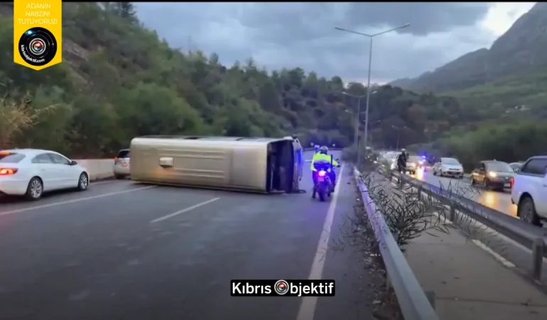 LEFKOŞA-GİRNE ANA YOLUNDA OTOBÜS DEVRİLDİ2 KİŞİ YARALANDI - Görsel Dizayn