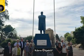 Avustralya’da yaşayan Kıbrıslı Türkler, Lefkoşa’daki anıtlara çelenk bıraktı - Görsel Dizayn