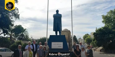 Avustralya’da yaşayan Kıbrıslı Türkler, Lefkoşa’daki anıtlara çelenk bıraktı - Görsel Dizayn