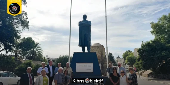 Avustralya’da yaşayan Kıbrıslı Türkler, Lefkoşa’daki anıtlara çelenk bıraktı